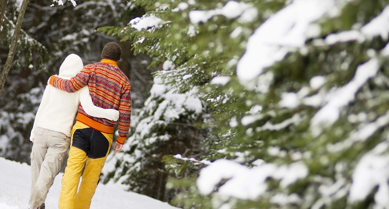 Coppia si abbraccia durante una passeggiata nella neve
